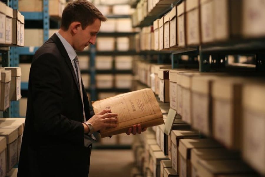 Таємниці генеалогічних сховищ: як працюють архіви та що приховують від дослідників